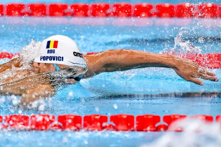David Popovici, calificare cu cel mai bun timp în semifinalele Campionatului Mondial din Singapore / Marele său rival chinez, eliminat încă din serii