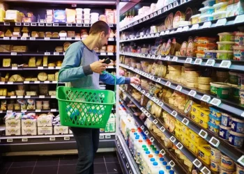 Românii țin portofelul mai strâns, așteptând scumpiri și taxe mărite. Creșterea vânzărilor din comerț dă semne de încetinire