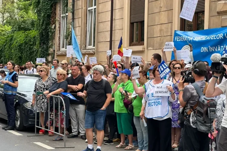 „Jos, jos, jos, ministru mincinos!”. Protest al profesorilor împotriva măsurilor impuse de legea Bolojan în școli, în fața ministerului Educației. Se cere demisia lui Daniel David