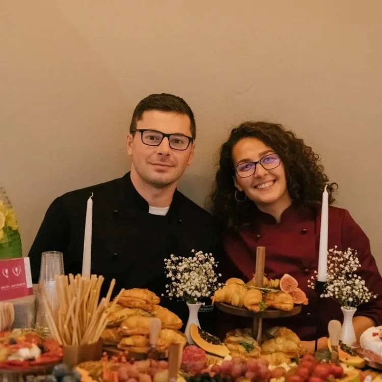 Oana și Mihai s-au întors din SUA și acum „pun dragoste” în mâncare la festivaluri. El, antrenor de ski. Ea, asistent social