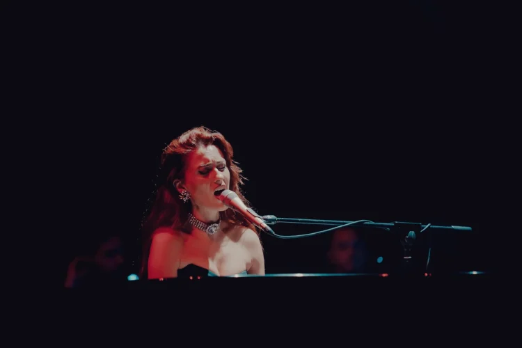 Tatăl, dirijor, i-a arătat calea. Muzica îi este menirea. Leyah: „A fi feminină, astăzi, poate însemna și că poți fi o femeie puternică, integră, cu povești ce vor fi iubite de nepoți”