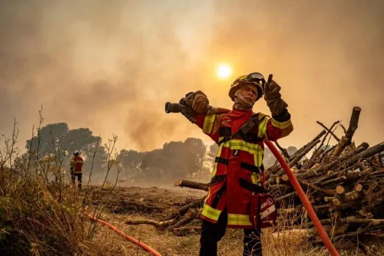Sudul Europei se confruntă cu cele mai grave incendii de vegetație din ultimele decenii pe fondul unui val de căldură extrem