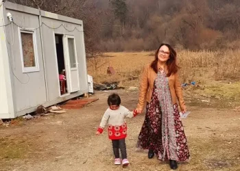 „Un copil nu e vinovat că tatăl lui merge și dă în cap la altul. Copilul ăla merită o șansă”. Cine este Daciana Loi, profesoara care a transformat durerea altora în misiunea vieții ei