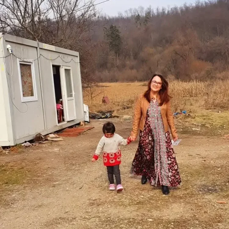 „Un copil nu e vinovat că tatăl lui merge și dă în cap la altul. Copilul ăla merită o șansă”. Cine este Daciana Loi, profesoara care a transformat durerea altora în misiunea vieții ei