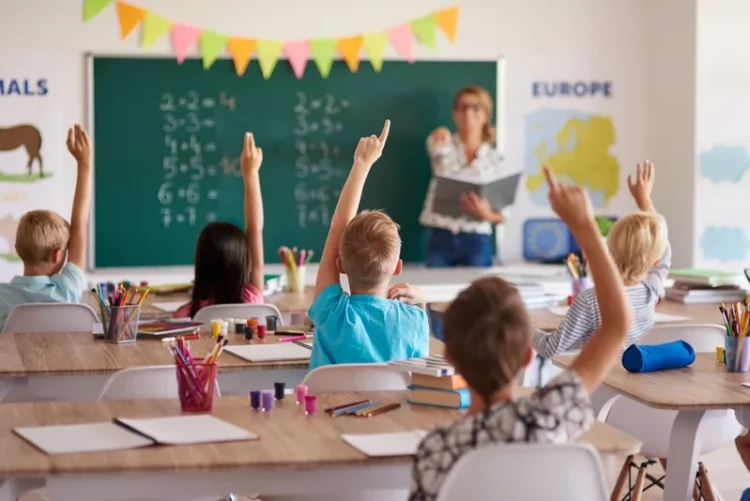 An școlar nou, cu probleme noi, dar și vechi. Profesor: „Acest guvern nu conștientizează că în șapte ani mulți profesori cu experiență vor ieși la pensie”