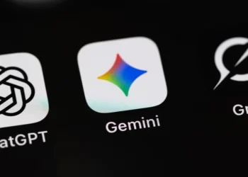 Aplicația Gemini de la Google pe primul loc în App Store, depășind ChatGPT, atrăgând 13 milioane de utilizatori noi în doar patru zile Aplicația Gemini de la Google pe primul loc în App Store, depășind ChatGPT, atrăgând 13 milioane de utilizatori noi în doar patru zile