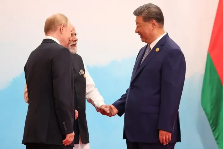 Diplomația dură a lui Trump îi face pe rivalii săi să se apropie / „Îi place să-și pună aliații la colț pentru a obține concesii, dar riscă să-i trimită în brațele Chinei”