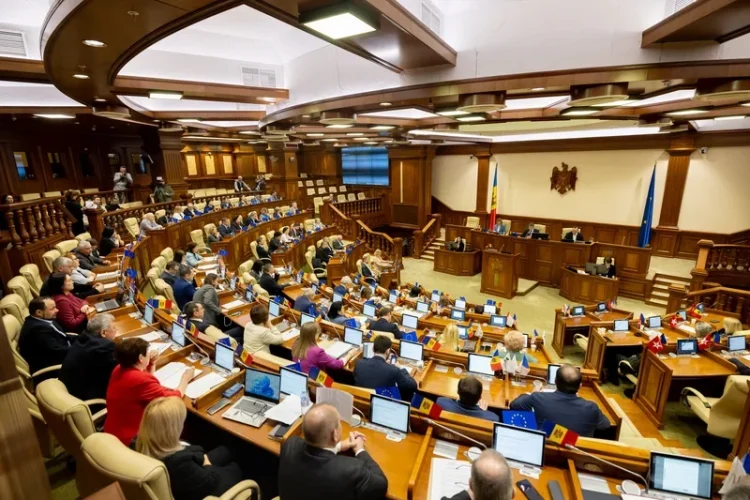 Cum se împart mandatele din Parlamentul Moldovei. Rezultatul a stârnit proteste: „Nu vom recunoaște alegerile falsificate”. Fericire la pro-europeni: „Moldova – 3, Putin – 0”