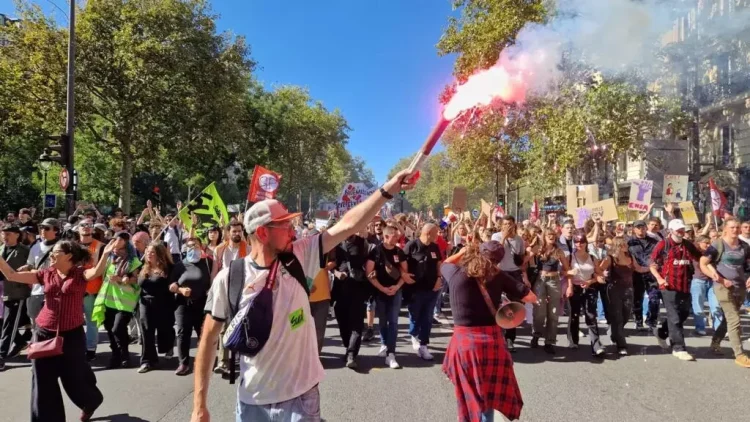 Contestaţii sociale în Franţa: La Paris, ca şi în provincie, ţinta principala a manifestanţilor a fost Emmanuel Macron (Reportaj FOTO & AUDIO)