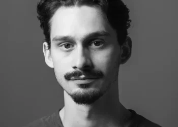 Iosif Paștina, actor: „Microrealitatea cetățeanului meu mă ajută să spun pe scenă toate frustrările pe care probabil le simt”