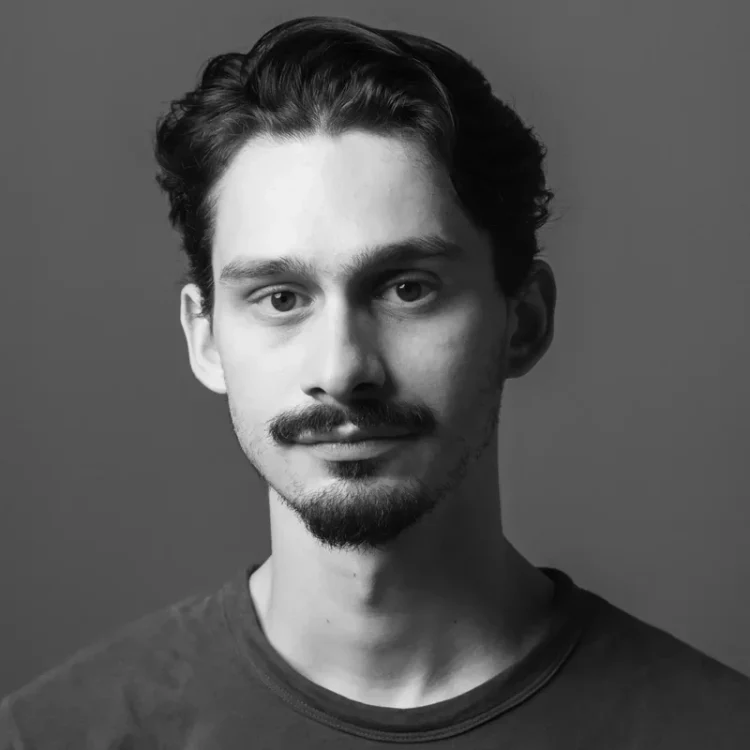 Iosif Paștina, actor: „Microrealitatea cetățeanului meu mă ajută să spun pe scenă toate frustrările pe care probabil le simt”