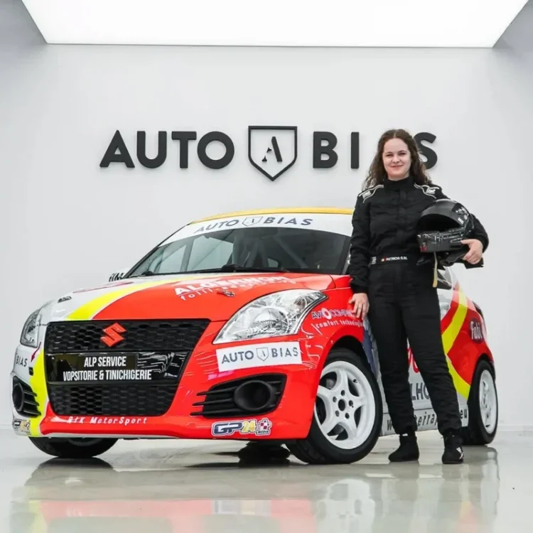 Cine este Patricia Sîrbu-Mărculeț, tânăra care jonglează între studii și un sport cu motor asociat băieților
