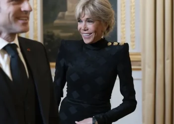 Zece persoane sunt acuzate că au hărţuit-o pe soţia președintelui Franţei.