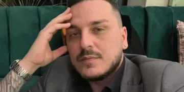 Idolii prostiei agresive. În timp ce pompierii scoteau oameni din ruine, ei scoteau live-uri pe TikTok cu titluri conspiraționiste