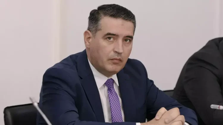 Caracatița de firme și ONG-uri care gravitează în jurul inspectorului școlar general Florian Lixandru. Contracte cu școlile din București, aflate în subordine