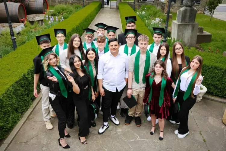 „Ea nu se potrivește nicăieri. Provenită dintr-o familie ce nu știe să citească, a intrat la Mate-Info fără o oră de meditație”. Povestea profesorului Răzvan Borcoi și a fetei care vrea să devină profesoară de matematică