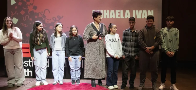 Într-un sat din Argeș, zece copii au decis că vocea lor contează. Și-au construit un studio de podcast, iar astăzi îi ascultă o lume întreagă. Pentru că uneori, schimbarea începe cu un microfon și mult curaj