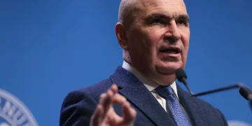 Ilie Bolojan spune că acciza va fi redusă „în primă etapă” doar la motorină, nu și la benzină. „Fond de solidaritate” din „profiturile excepționale” ale companiilor