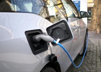S-a și dus epoca mașinilor electrice? Marii producători renunță la electric și revin la motorul cu combustie, în ciuda prețurilor mari la combustibil