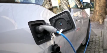 S-a și dus epoca mașinilor electrice? Marii producători renunță la electric și revin la motorul cu combustie, în ciuda prețurilor mari la combustibil
