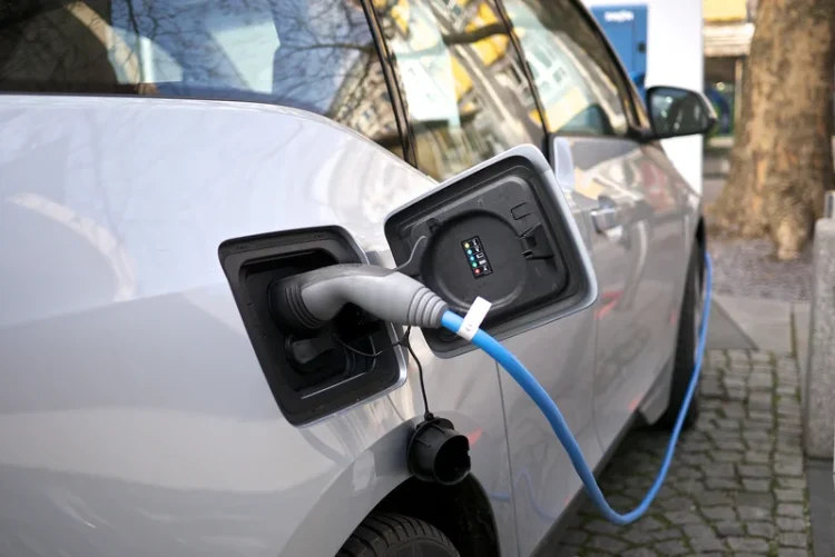 S-a și dus epoca mașinilor electrice? Marii producători renunță la electric și revin la motorul cu combustie, în ciuda prețurilor mari la combustibil