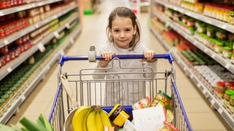 Limitarea adaosului comercial pentru alimentele de bază se prelungește până la 30 iunie 2026. Producătorii nu mai sunt incluși în lanțul cu adaos plafonat
