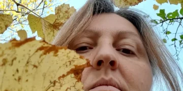 „Podoabe care spun povești”. Cine este Jeanina Cîrstoiu, profesoara care transformă amintirile în bijuterii