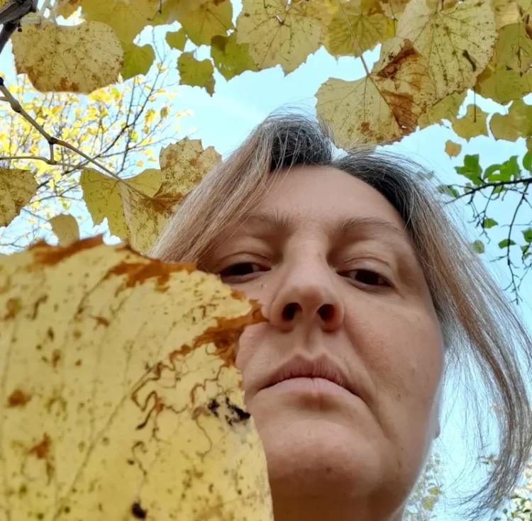 „Podoabe care spun povești”. Cine este Jeanina Cîrstoiu, profesoara care transformă amintirile în bijuterii