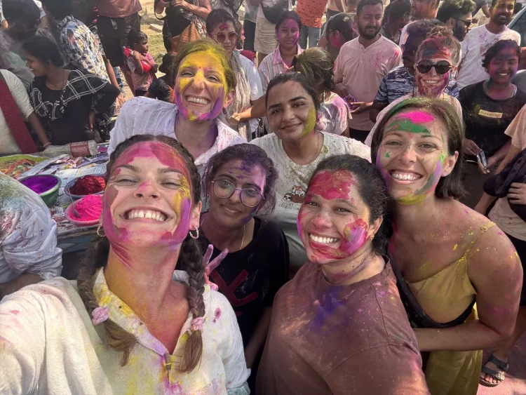 A plecat în America pentru a strânge bani să plece singură în lume. Lavinia Dănilă: familiile din Sri Lanka, Festivalul Holi și Dia de los Muertos mi-au schimbat viața