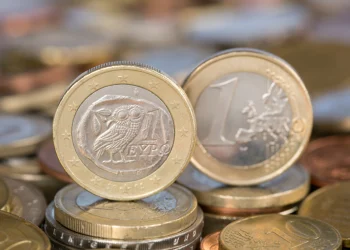 Grecia nu va mai fi cea mai îndatorată țară din zona euro. Cine îi va lua locul