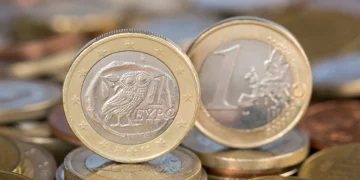Grecia nu va mai fi cea mai îndatorată țară din zona euro. Cine îi va lua locul