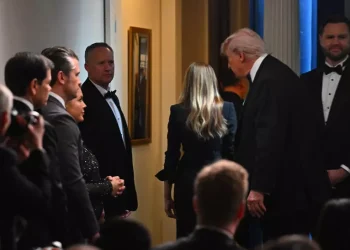 Focuri de armă la Dineul Corespondenților de la Casa Albă. Donald Trump s-a împiedicat de Melania, când era evacuat de urgență