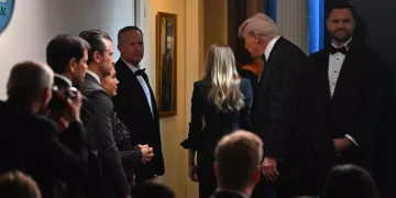 Focuri de armă la Dineul Corespondenților de la Casa Albă. Donald Trump s-a împiedicat de Melania, când era evacuat de urgență