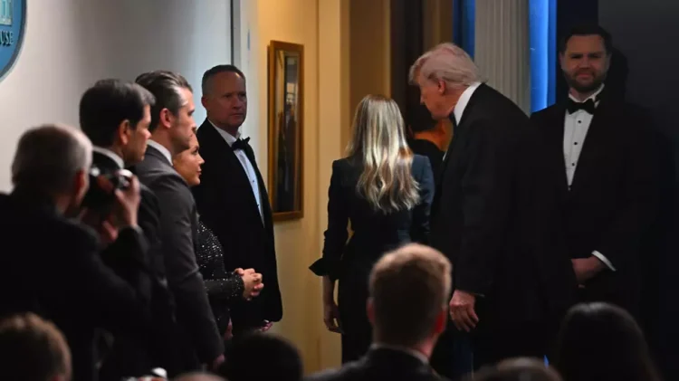 Focuri de armă la Dineul Corespondenților de la Casa Albă. Donald Trump s-a împiedicat de Melania, când era evacuat de urgență