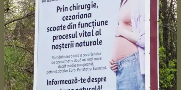 Un ospătar și un crainic de stadion sunt în spatele panourilor din București cu mesaje anticezariană