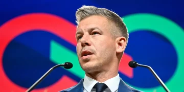 În prima conferință de presă după victorie, Péter Magyar anunță că va modifica Constituția / Referirile la maghiarii din România și la George Simion