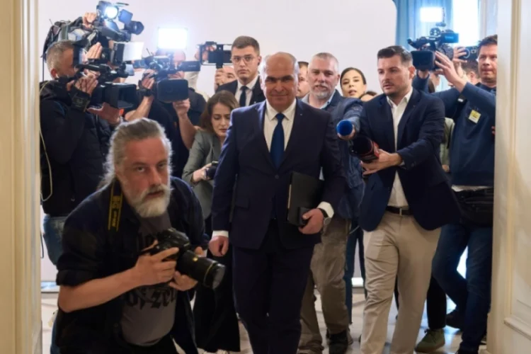Scenariul prin care Ilie Bolojan ar putea redeveni premier: „Va trece în Parlament ca prin brânză”