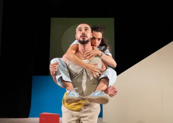 Sânziana Stoican și „Comedia erorilor”: despre identitate, haosul contemporan și teatrul care ne obligă să ne privim mai atent
