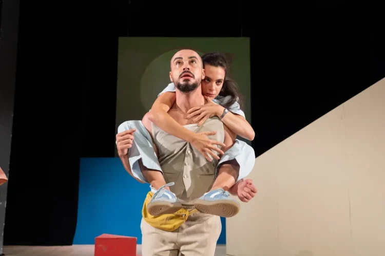 Sânziana Stoican și „Comedia erorilor”: despre identitate, haosul contemporan și teatrul care ne obligă să ne privim mai atent