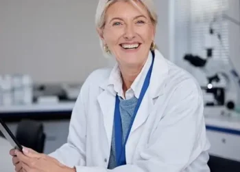 Inflamația cronică poate accelera îmbătrânirea, dar genele nu decid singure cât trăim Inflamația cronică poate accelera îmbătrânirea, dar genele nu decid singure cât trăim