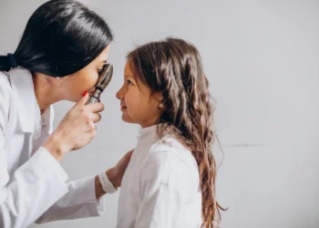 Picăturile cu atropină în doze mici pot încetini agravarea miopiei la copii Picăturile cu atropină în doze mici pot încetini agravarea miopiei la copii