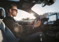 UE testează un sistem care ar tăia automat accelerația mașinilor când depășesc limita de viteză