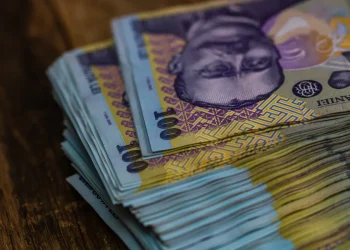 Salariul mediu net a ajuns la 5.734 de lei în iunie, dar puterea de cumpărare rămâne sub nivelul de anul trecut Salariul mediu net a ajuns la 5.734 de lei în iunie, dar puterea de cumpărare rămâne sub nivelul de anul trecut