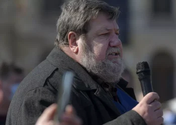 Rețeta lui Bogdan Hossu pentru falimentul perfect. Cum să jupoi privatul ca să hrănești dinozaurii de la stat