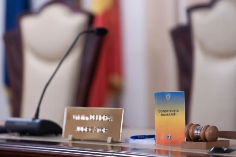 CCR spune că amendamentul Fritz nu aplică retroactiv o sancțiune, ci pune capăt unui mandat cu integritatea afectată CCR spune că amendamentul Fritz nu aplică retroactiv o sancțiune, ci pune capăt unui mandat cu integritatea afectată