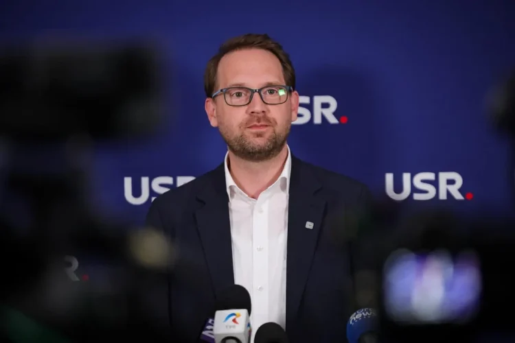 USR își reconfirmă sprijinul pentru Dominic Fritz după decizia CCR care îl poate lăsa fără mandatul de primar USR își reconfirmă sprijinul pentru Dominic Fritz după decizia CCR care îl poate lăsa fără mandatul de primar