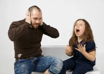 Metoda de parenting FAFO de pe TikTok îi lasă pe copii să învețe din propriile greșeli, dar fără limite poate deveni periculoasă