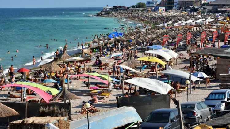 Hotelurile de pe litoralul românesc au atins un grad de ocupare de sută la sută în plin sezon dar aglomerația extremă și prețurile mari pun la încercare infrastructura stațiunilor Hotelurile de pe litoralul românesc au atins un grad de ocupare de sută la sută în plin sezon dar aglomerația extremă și prețurile mari pun la încercare infrastructura stațiunilor