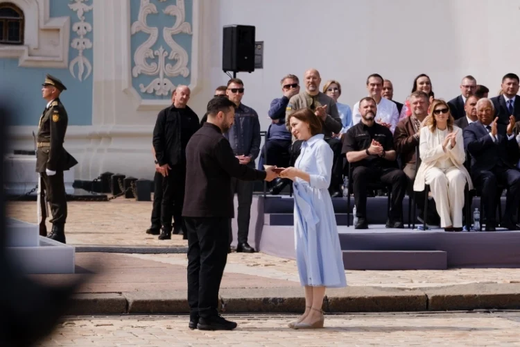 Zelenski o decorează pe Maia Sandu cu una dintre cele mai înalte distincții ale Ucrainei pentru sprijinul acordat Kievului Zelenski o decorează pe Maia Sandu cu una dintre cele mai înalte distincții ale Ucrainei pentru sprijinul acordat Kievului