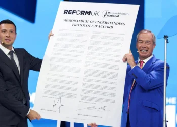 Bardella stârnește un scandal în Franța după ce a semnat cu Farage un protocol prin care migranții ajunși ilegal în Marea Britanie ar putea fi trimiși înapoi în Franța